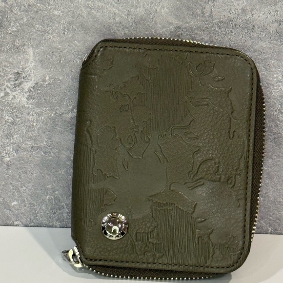 HUNTING WORLD Round Zip Wallet in Olive
